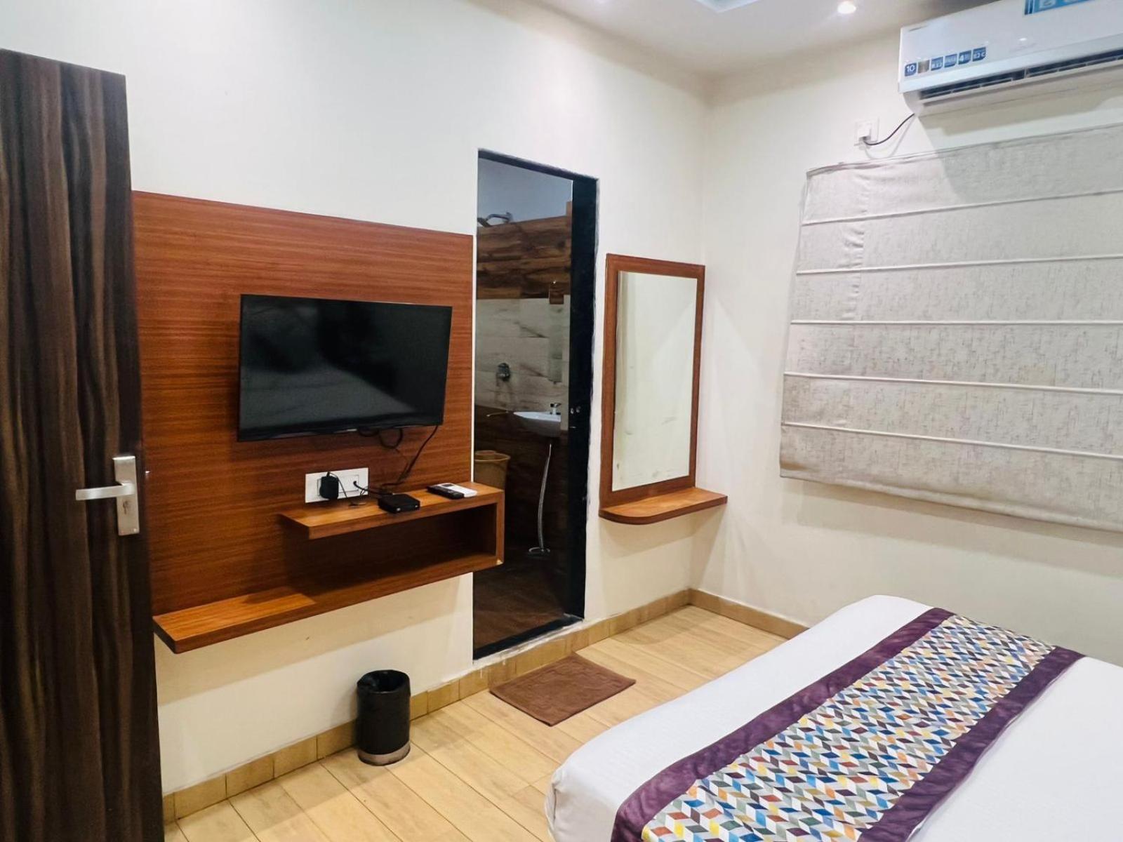 Hotel S V Grand Varanasi Exterior photo